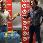 Challenge Almere-Amsterdam overhandigt 300 bidons aan Milieu Service Nederland, samen op zoek naar verduurzaming
